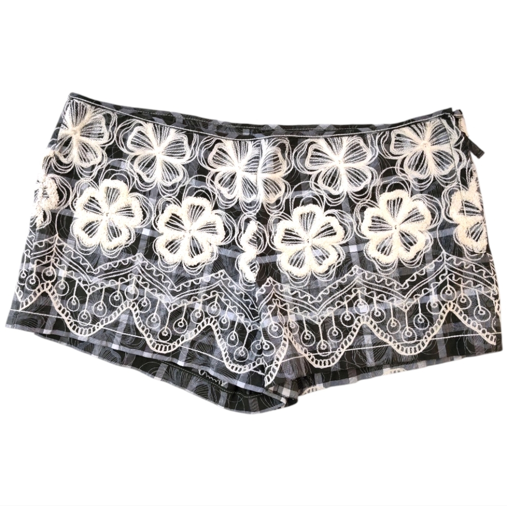 Max Studio Seersucker Embroidered Shorts Womens Size 12